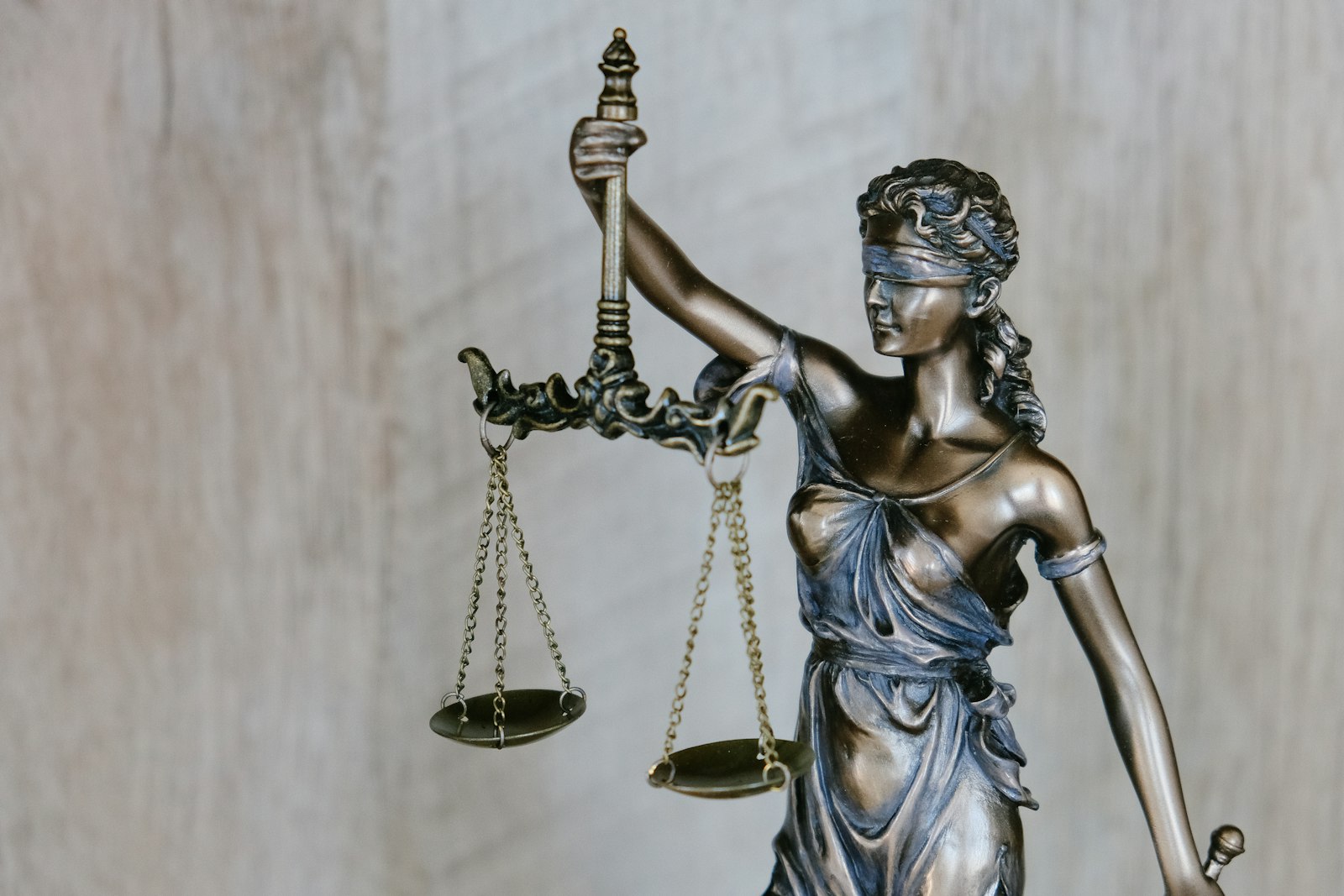 Estatua de la Justicia con los ojos vendados sosteniendo una balanza