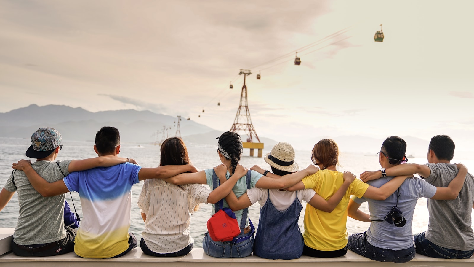 Grupo de personas sentadas juntas frente a una bahía
