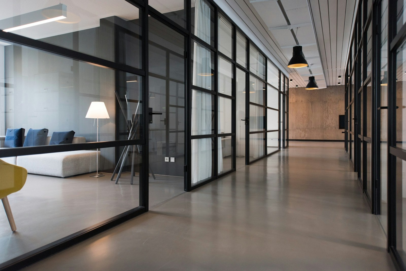 Pasillo de oficina moderna con salas de reunión